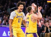 西蒙斯狂砍复出首战轰40分分，湖人迎来新赛季高光！